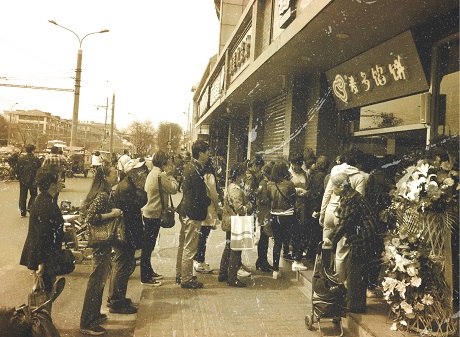 1999年劉占華先生開創(chuàng)麥多烘烤餡餅品類